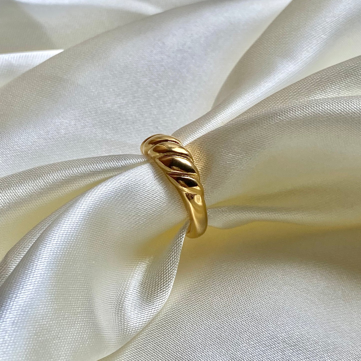 Lily Minimalist Ring