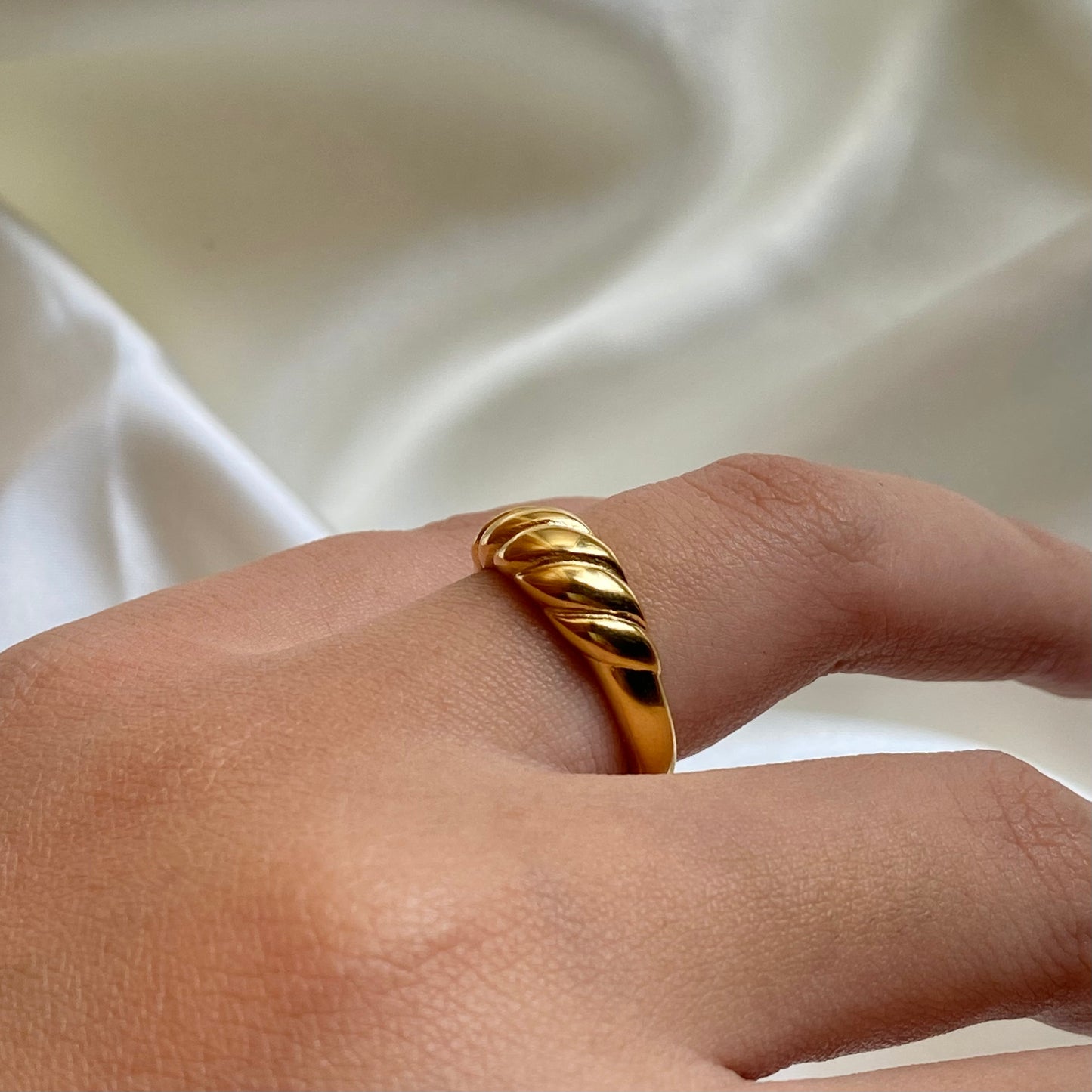 Lily Minimalist Ring